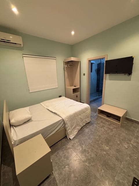 Bed, TV and multimedia, Photo of the whole room, Bedroom, air conditioner