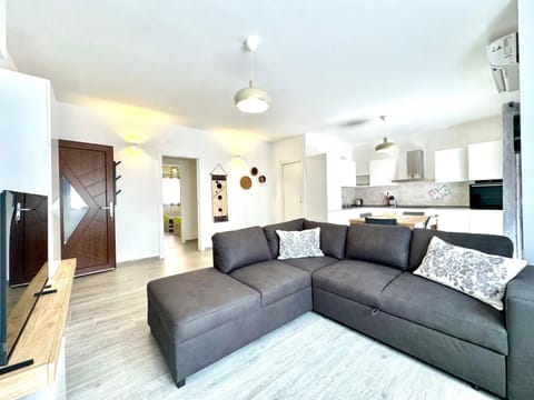 TV and multimedia, Kitchen or kitchenette, Living room, Dining area, oven, stove