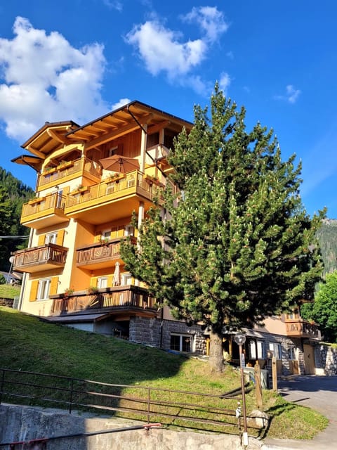 Property building, Day, View (from property/room), Balcony/Terrace