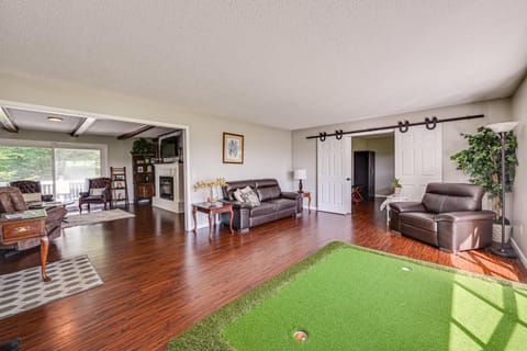 Golf Course Views and Games Galore - Vine Grove Gem! House in Indiana