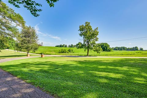Golf Course Views and Games Galore - Vine Grove Gem! House in Indiana