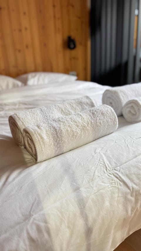 Bed, towels