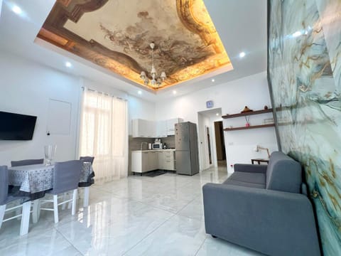 TV and multimedia, Kitchen or kitchenette, Living room, Photo of the whole room, Dining area, oven