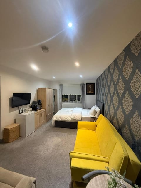 Communal lounge/ TV room, TV and multimedia, Living room, Photo of the whole room, Seating area, Evening entertainment, Bedroom