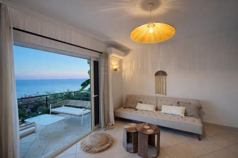 Natural landscape, View (from property/room), Balcony/Terrace, Living room, Seating area, Sea view