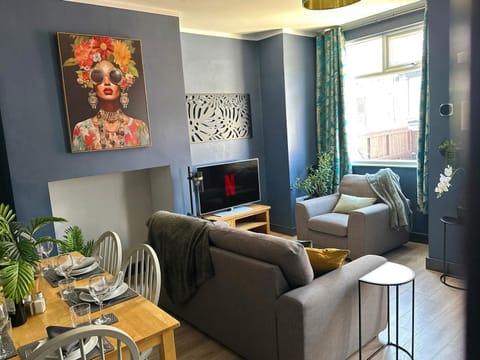 Communal lounge/ TV room, TV and multimedia, Living room, Seating area