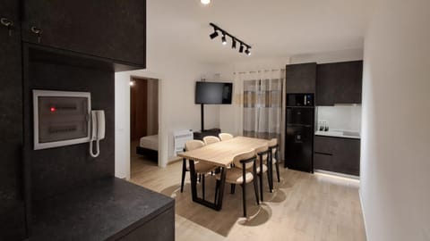 TV and multimedia, Kitchen or kitchenette, Dining area, stove