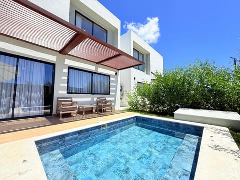 Swimming pool, Swimming pool