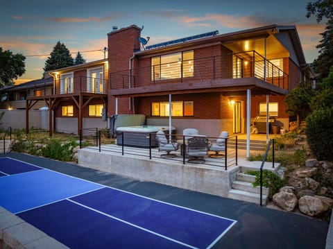 All-New Luxe Stay Views, Sauna & Hot Tub villa Villa in Holladay