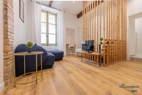 Communal lounge/ TV room, Bed, TV and multimedia, Living room, Photo of the whole room, Seating area