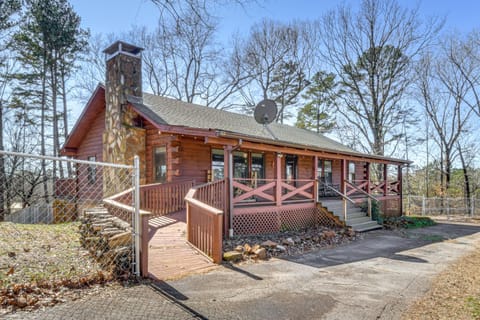 Woodsy Hideaway 8 Mi to Henderson Falls Park! House in Lake Hartwell