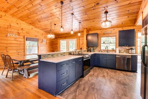 Woodsy Hideaway 8 Mi to Henderson Falls Park! House in Lake Hartwell