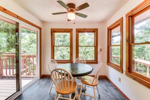 Woodsy Hideaway 8 Mi to Henderson Falls Park! House in Lake Hartwell