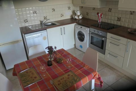 Kitchen or kitchenette, Dining area, dishwasher