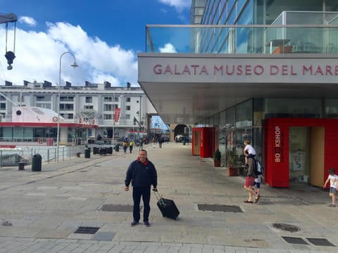 Staff, Facade/entrance