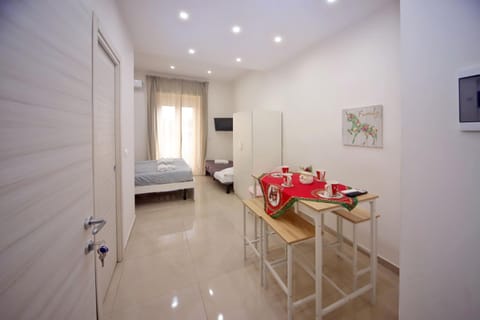 Communal lounge/ TV room, Bed, TV and multimedia, Dining area, wardrobe