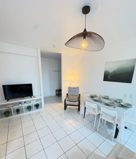 F3 confortable à 2 min du métro et ambiance cinéma Apartment in Saint-Denis, France