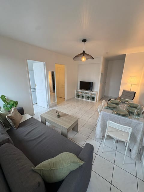 F3 confortable à 2 min du métro et ambiance cinéma Apartment in Saint-Denis, France