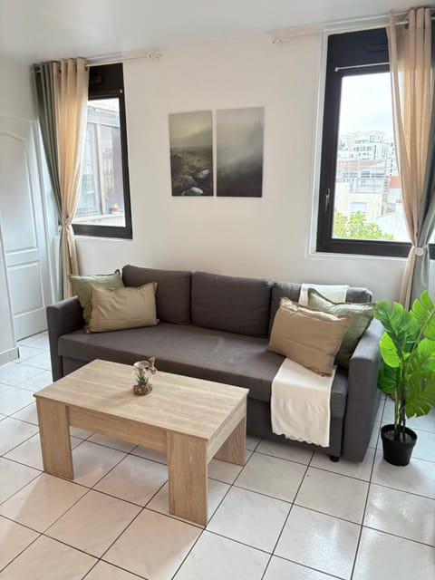 F3 confortable à 2 min du métro et ambiance cinéma Apartment in Saint-Denis, France