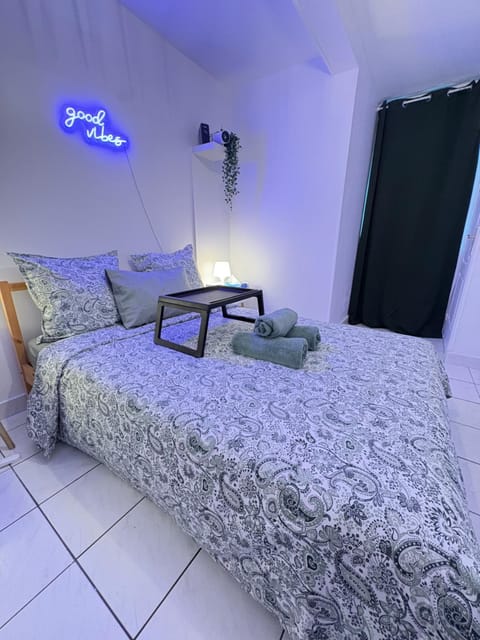 F3 confortable à 2 min du métro et ambiance cinéma Apartment in Saint-Denis, France