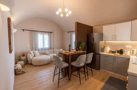 Kitchen or kitchenette, Living room, Seating area, Dining area