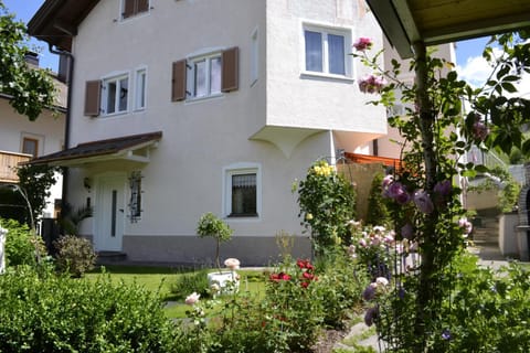 Property building, Patio, Facade/entrance, Garden, Balcony/Terrace, On site