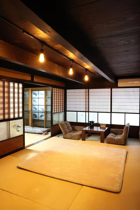 Photo of the whole room, pet friendly