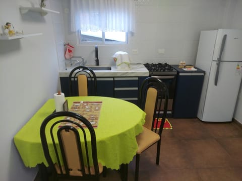 Kitchen or kitchenette, Dining area, dishwasher, minibar, oven, pet friendly, stove