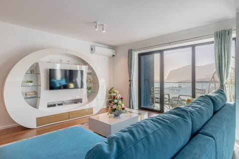 TV and multimedia, Living room, Seating area, Evening entertainment