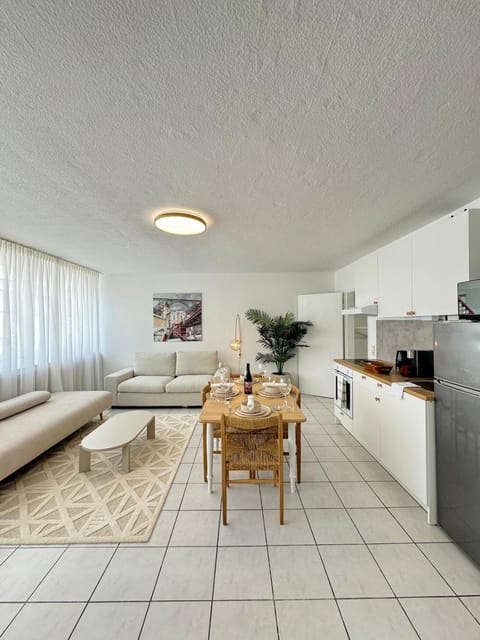 Kitchen or kitchenette, Living room, Seating area, Dining area