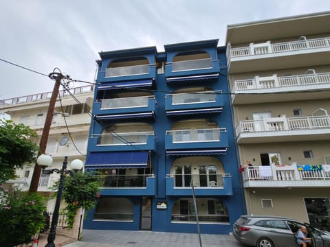 Property building, Day, Neighbourhood, View (from property/room), Balcony/Terrace, Street view, Location, Parking