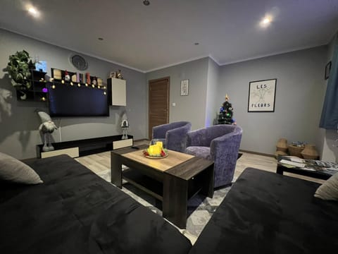 Communal lounge/ TV room, TV and multimedia, Living room, Seating area, Evening entertainment