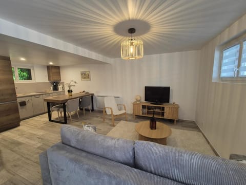 Kitchen or kitchenette, Living room, Seating area, Dining area