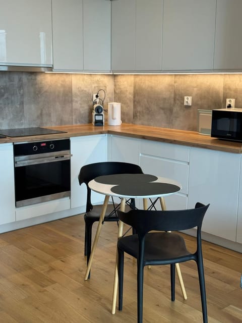 Coffee/tea facilities, Dining area, dishwasher, stove