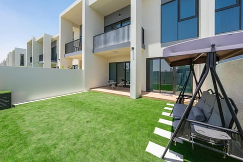 Property building, Patio, Spring, Day, Garden, Garden view, sunbed