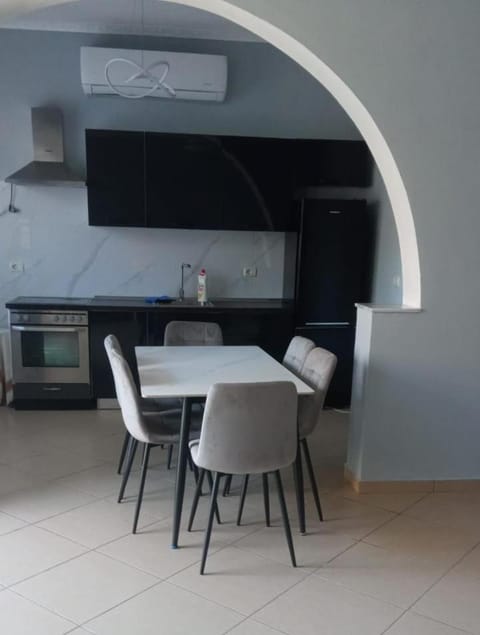 Kitchen or kitchenette, Dining area, oven