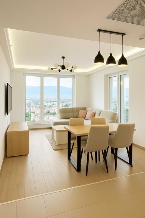 TV and multimedia, Living room, Seating area, Dining area