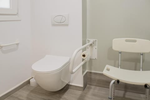 Bathroom, Inner courtyard view, heating, heating, internet, internet, acessibility, air conditioner, air conditioner