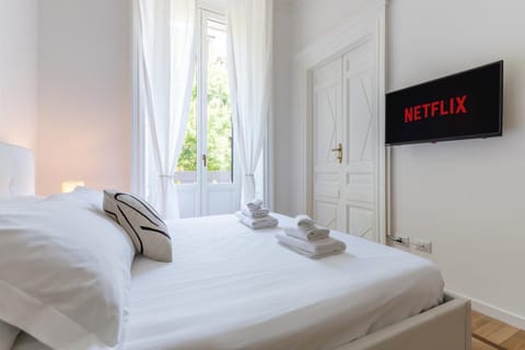 Bed, TV and multimedia, Photo of the whole room, Bedroom, towels