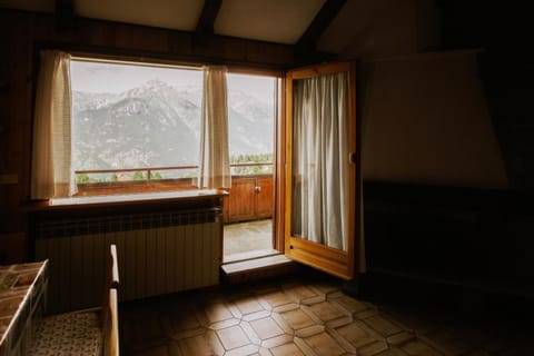 Day, Natural landscape, Living room, Seating area, Mountain view, internet