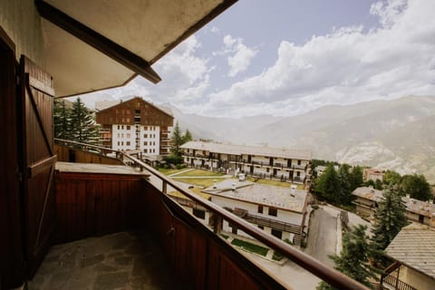 Property building, Nearby landmark, Day, Natural landscape, View (from property/room), Balcony/Terrace, Mountain view