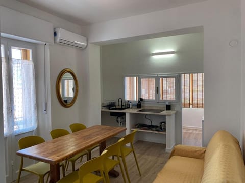 Kitchen or kitchenette, Dining area, air conditioner