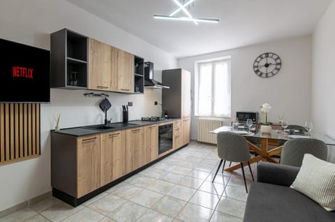 Kitchen or kitchenette, Dining area, stove