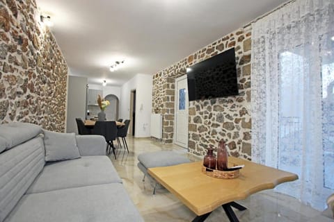 TV and multimedia, Living room, Seating area, Evening entertainment