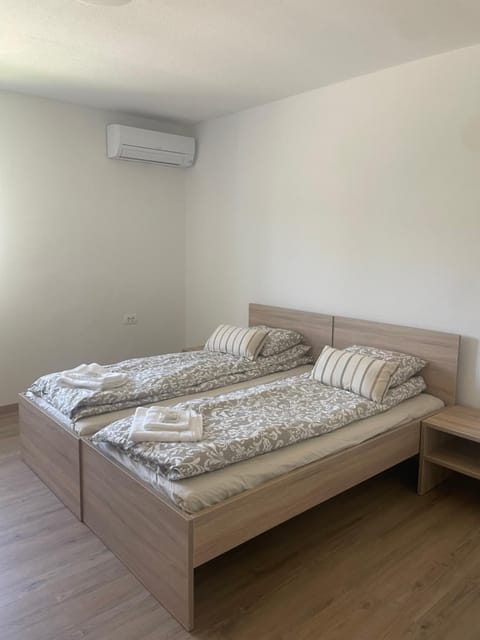 Bed, Bedroom, air conditioner