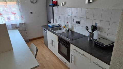 Coffee/tea facilities, dishwasher, oven, stove, toaster