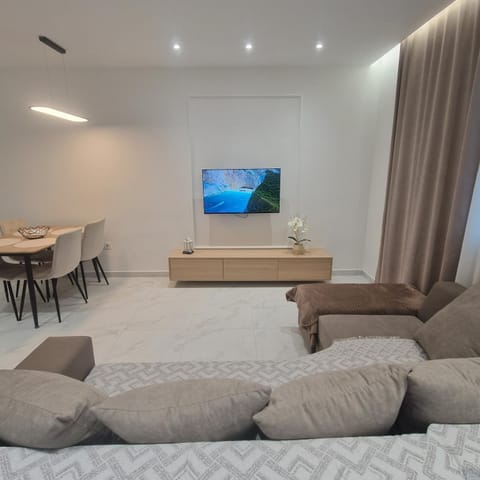 TV and multimedia, Living room, Seating area, Dining area