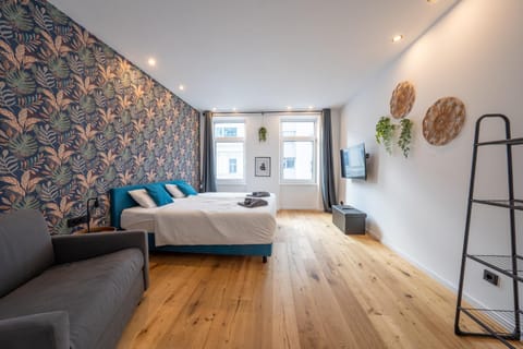 TV and multimedia, Photo of the whole room, Decorative detail, Seating area, Bedroom