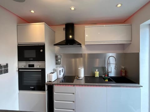 Coffee/tea facilities, Kitchen or kitchenette, oven, stove, toaster