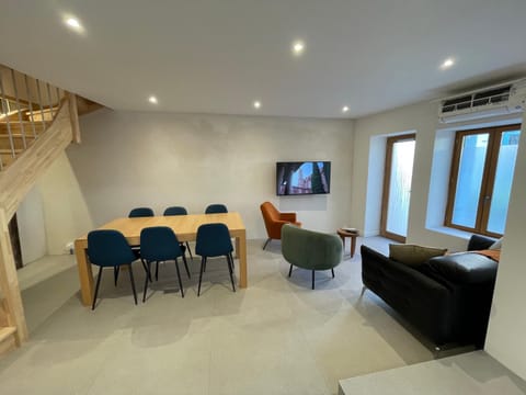 TV and multimedia, Living room, Seating area